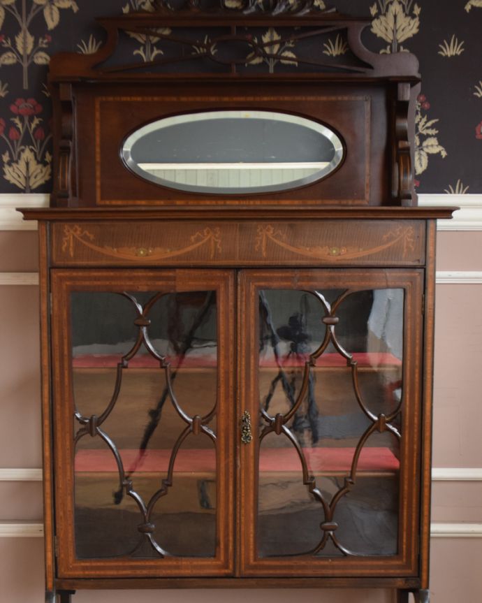 アンティークのキャビネット　アンティーク家具　心が躍る美しい装飾、英国輸入のアンティークカップボード（ペディスタルキャビネット）。扉に描かれた象嵌の美しさにうっとり･･･美しい象嵌で描かれた模様が一番の特長。(q-956-f)