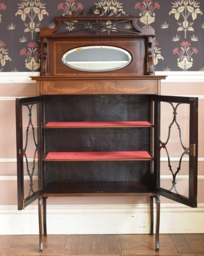 アンティークのキャビネット　アンティーク家具　心が躍る美しい装飾、英国輸入のアンティークカップボード（ペディスタルキャビネット）。扉を開けてみると･･･棚板と背板に貼ってあるクロスは修復の時、新しいものに張り替えました。(q-956-f)