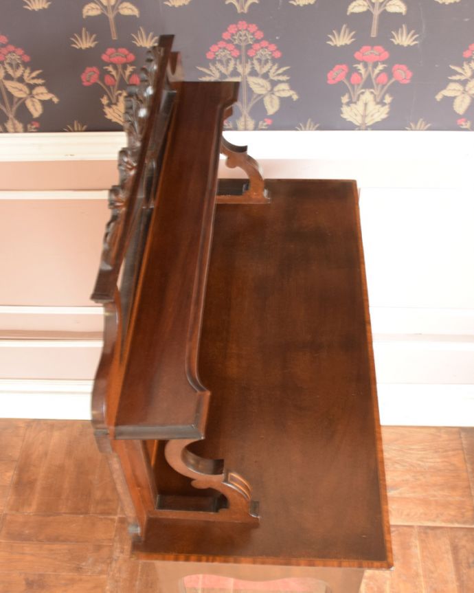 アンティークのキャビネット　アンティーク家具　心が躍る美しい装飾、英国輸入のアンティークカップボード（ペディスタルキャビネット）。天板もキレイに仕上げました。(q-956-f)