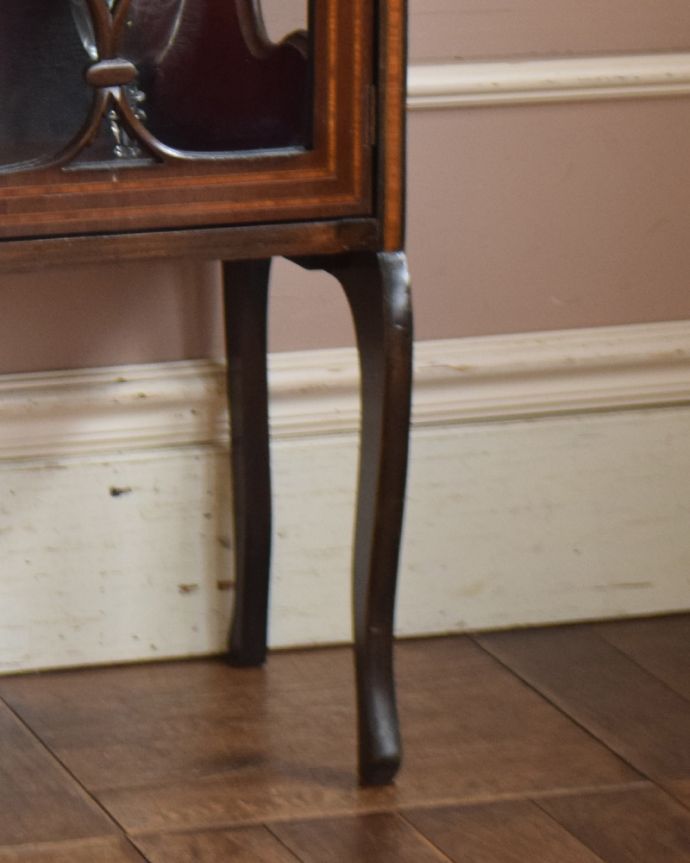 アンティークのキャビネット　アンティーク家具　心が躍る美しい装飾、英国輸入のアンティークカップボード（ペディスタルキャビネット）。女性１人でラクラク運べちゃうんですHandleのアンティークは、脚の裏にフェルトキーパーをお付けしています。(q-956-f)