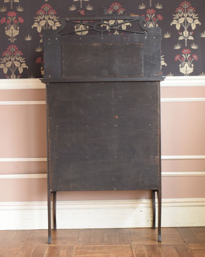 アンティークのキャビネット　アンティーク家具　心が躍る美しい装飾、英国輸入のアンティークカップボード（ペディスタルキャビネット）。キレイに修復しました！アンティークは新品ではないので、経年変化によるキズはありますが、専門の職人がキレイにお直しをしているので、後姿までキレイです。(q-956-f)