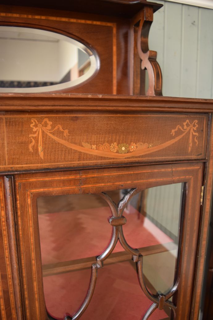 アンティークのキャビネット　アンティーク家具　心が躍る美しい装飾、英国輸入のアンティークカップボード（ペディスタルキャビネット）。至る所に繊細な彫いろんな彫のデザインがありますが、個人的に美しいと思える女性らしく優雅なデザインを選んできました。(q-956-f)