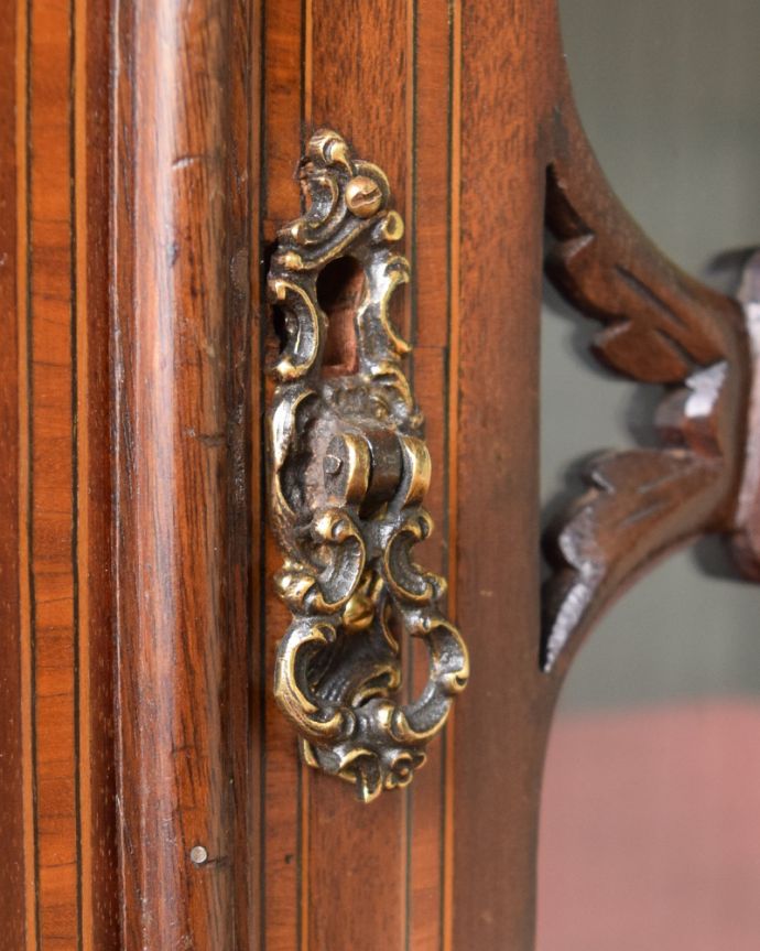 アンティークのキャビネット　アンティーク家具　心が躍る美しい装飾、英国輸入のアンティークカップボード（ペディスタルキャビネット）。開ける度にワクワク取っ手もアンティークらしいデザイン。(q-956-f)