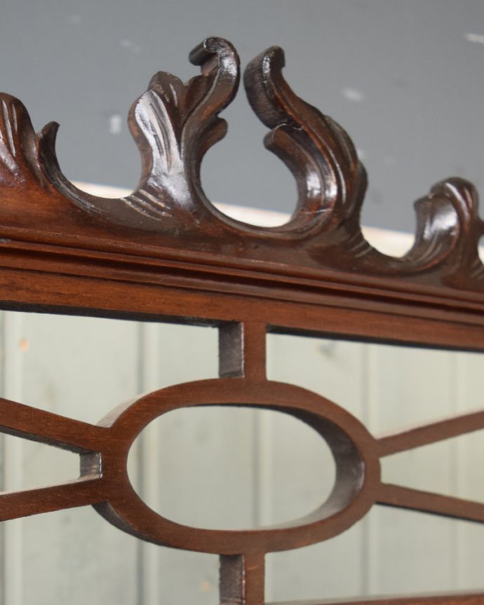 アンティークのキャビネット　アンティーク家具　心が躍る美しい装飾、英国輸入のアンティークカップボード（ペディスタルキャビネット）。惚れ惚れするような美しさとっても堅い無垢材に一体どうやって彫っていったんでしょう？アンティークらしく細かい彫りを眺めているだけでうっとりしてしまいます。(q-956-f)