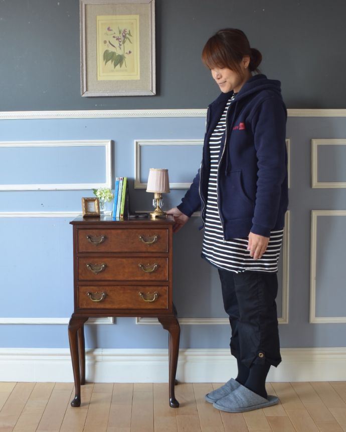 アンティークのチェスト　アンティーク家具　小さくてもお部屋の主役になる英国輸入家具、 美しい木目のアンティークベッドサイドチェスト。チェアの横に置けば、サイドテーブル代わりに。(q-960-f)