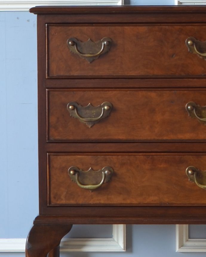 アンティークのチェスト　アンティーク家具　小さくてもお部屋の主役になる英国輸入家具、 美しい木目のアンティークベッドサイドチェスト。高級感のある木目です。(q-960-f)