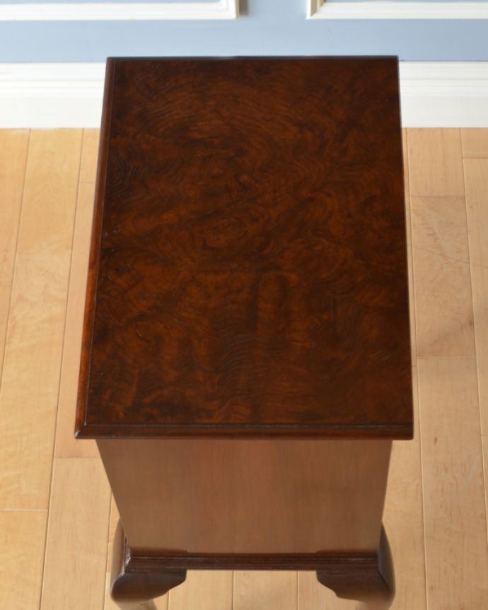 アンティークのチェスト　アンティーク家具　小さくてもお部屋の主役になる英国輸入家具、 美しい木目のアンティークベッドサイドチェスト。上から見ると、天板はこんな感じ。(q-960-f)