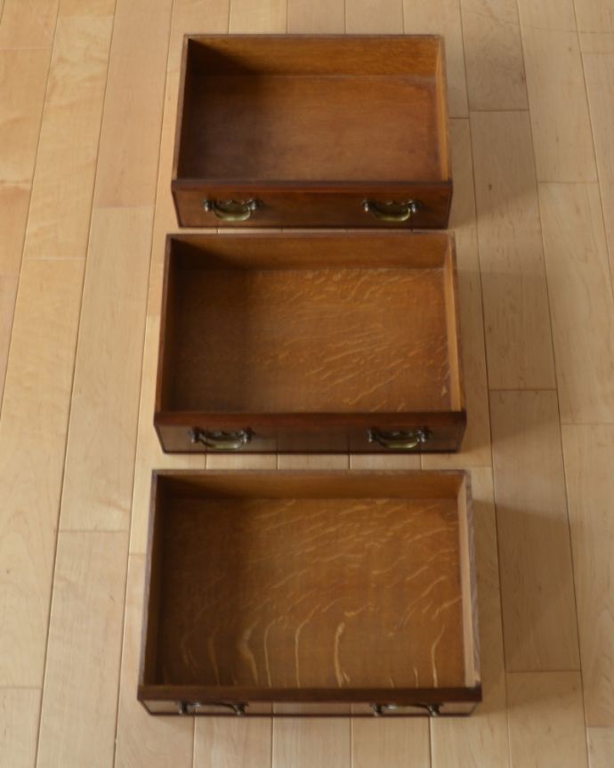 アンティークのチェスト　アンティーク家具　小さくてもお部屋の主役になる英国輸入家具、 美しい木目のアンティークベッドサイドチェスト。引き出しは手前が１段目です。(q-960-f)