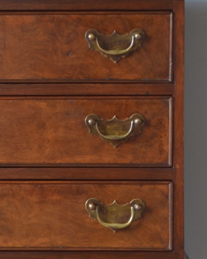 アンティークのチェスト　アンティーク家具　小さくてもお部屋の主役になる英国輸入家具、 美しい木目のアンティークベッドサイドチェスト。優雅な引き出しの取っ手です。(q-960-f)