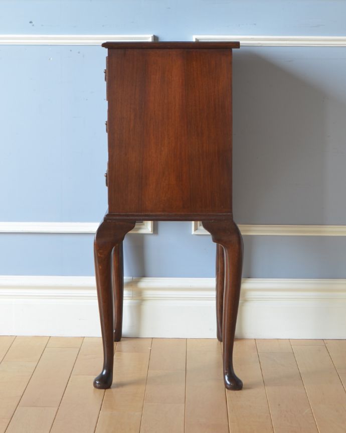 アンティークのチェスト　アンティーク家具　小さくてもお部屋の主役になる英国輸入家具、 美しい木目のアンティークベッドサイドチェスト。横から見るとこんな感じ。(q-960-f)