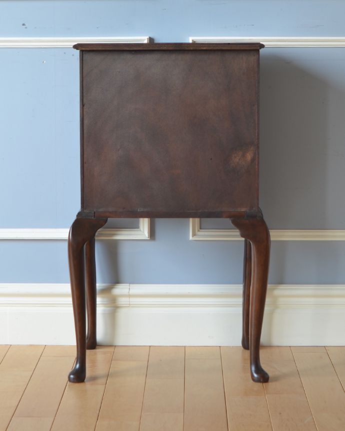 アンティークのチェスト　アンティーク家具　小さくてもお部屋の主役になる英国輸入家具、 美しい木目のアンティークベッドサイドチェスト。アンティークは新品ではないので、もちろん経年変化によるキズはありますが、専門の職人が目立たないようキレイにお直しをしているので、後姿までキレイです。(q-960-f)
