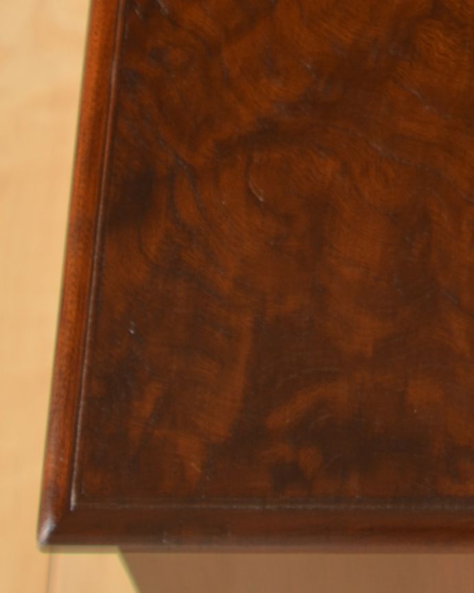 アンティークのチェスト　アンティーク家具　小さくてもお部屋の主役になる英国輸入家具、 美しい木目のアンティークベッドサイドチェスト。さり気なく入った装飾が入っています。(q-960-f)