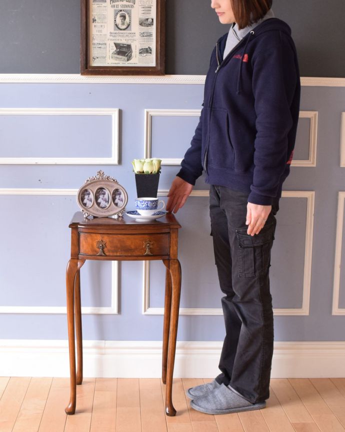 アンティークのチェスト アンティーク家具 ウォルナット材を使った美しいアンティークのベッドサイドチェスト(ナイトテーブル)。チェアの横に置けば、サイドテーブル代わりに。(q-965-f)