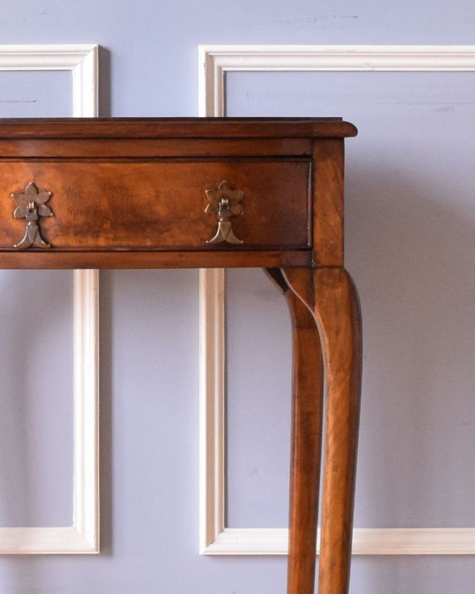 アンティークのチェスト アンティーク家具 ウォルナット材を使った美しいアンティークのベッドサイドチェスト(ナイトテーブル)。ウォルナット材ならではの表情をしたサイドチェストです。(q-965-f)