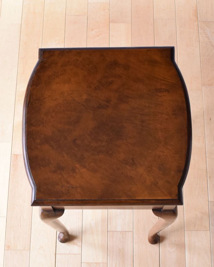 アンティークのチェスト アンティーク家具 ウォルナット材を使った美しいアンティークのベッドサイドチェスト(ナイトテーブル)。上から見ると、天板はこんな感じ。(q-965-f)