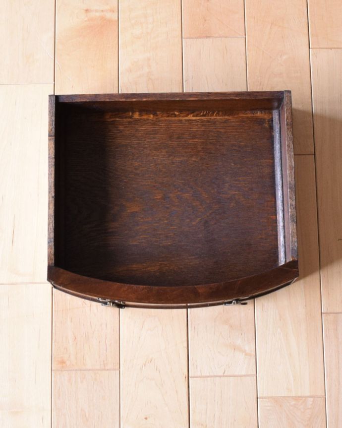 アンティークのチェスト アンティーク家具 ウォルナット材を使った美しいアンティークのベッドサイドチェスト(ナイトテーブル)。中も職人さんがキレイに仕上げました。(q-965-f)