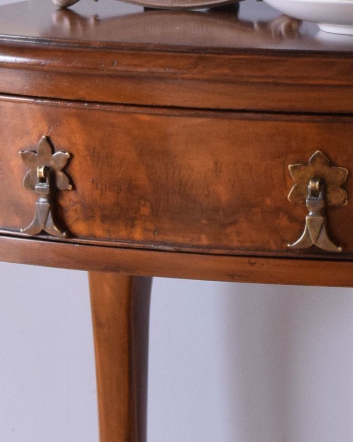 アンティークのチェスト アンティーク家具 ウォルナット材を使った美しいアンティークのベッドサイドチェスト(ナイトテーブル)。優雅な引き出しの取っ手です。(q-965-f)