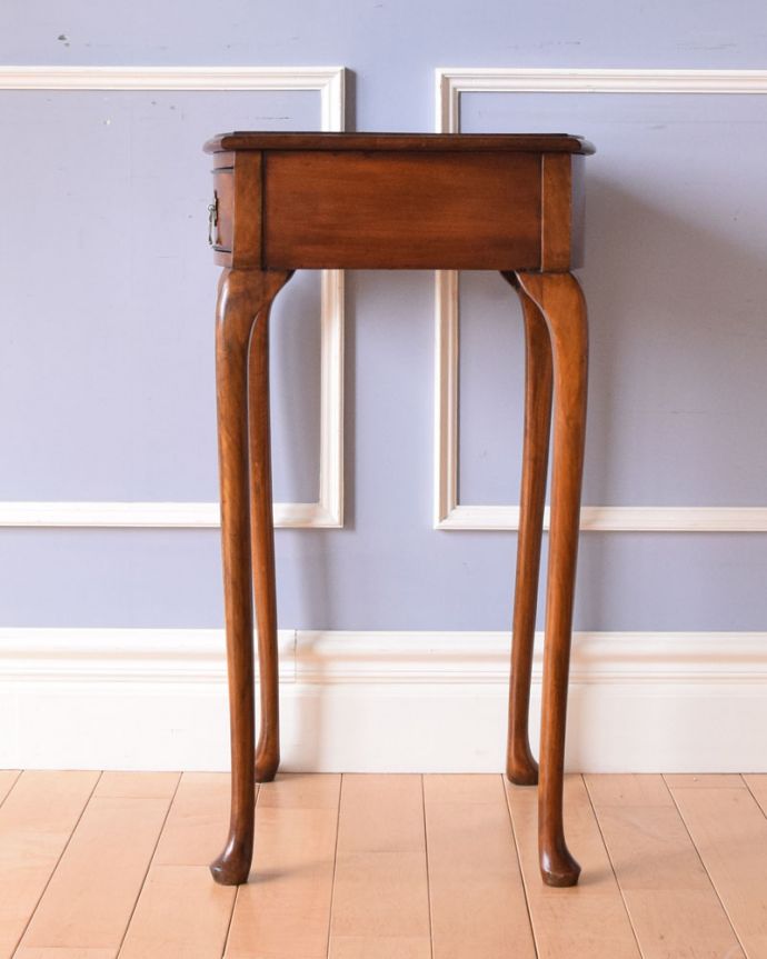 アンティークのチェスト アンティーク家具 ウォルナット材を使った美しいアンティークのベッドサイドチェスト(ナイトテーブル)。横から見るとこんな感じ。(q-965-f)