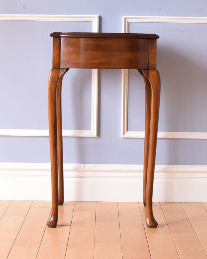 アンティークのチェスト アンティーク家具 ウォルナット材を使った美しいアンティークのベッドサイドチェスト(ナイトテーブル)。アンティークは新品ではないので、もちろん経年変化によるキズはありますが、専門の職人が目立たないようキレイにお直しをしているので、後姿までキレイです。(q-965-f)