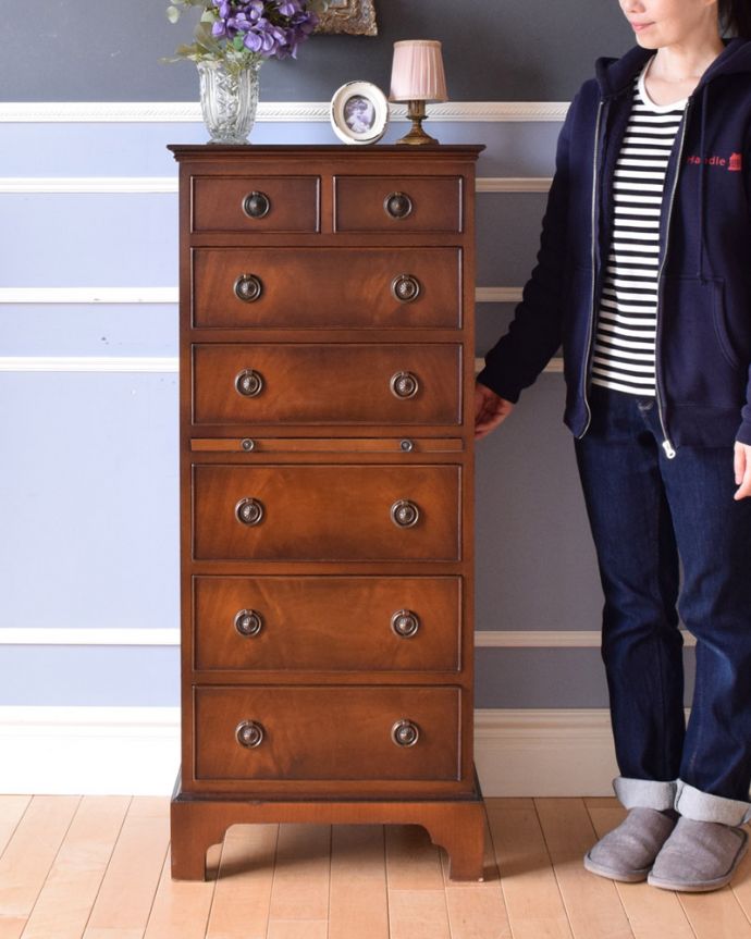 アンティークのチェスト　アンティーク家具　英国スタイルのインテリアに、マホガニー材のチェストオブドロワーズ（トレー付き）。とても品のある木目です。(q-968-f)