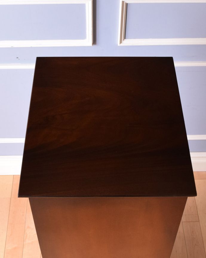 アンティークのチェスト　アンティーク家具　英国スタイルのインテリアに、マホガニー材のチェストオブドロワーズ（トレー付き）。天板も木目がとってもキレイです。(q-968-f)