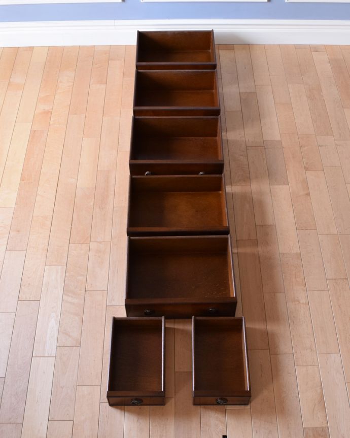 アンティークのチェスト　アンティーク家具　英国スタイルのインテリアに、マホガニー材のチェストオブドロワーズ（トレー付き）。引き出しは手前が1段目です。(q-968-f)