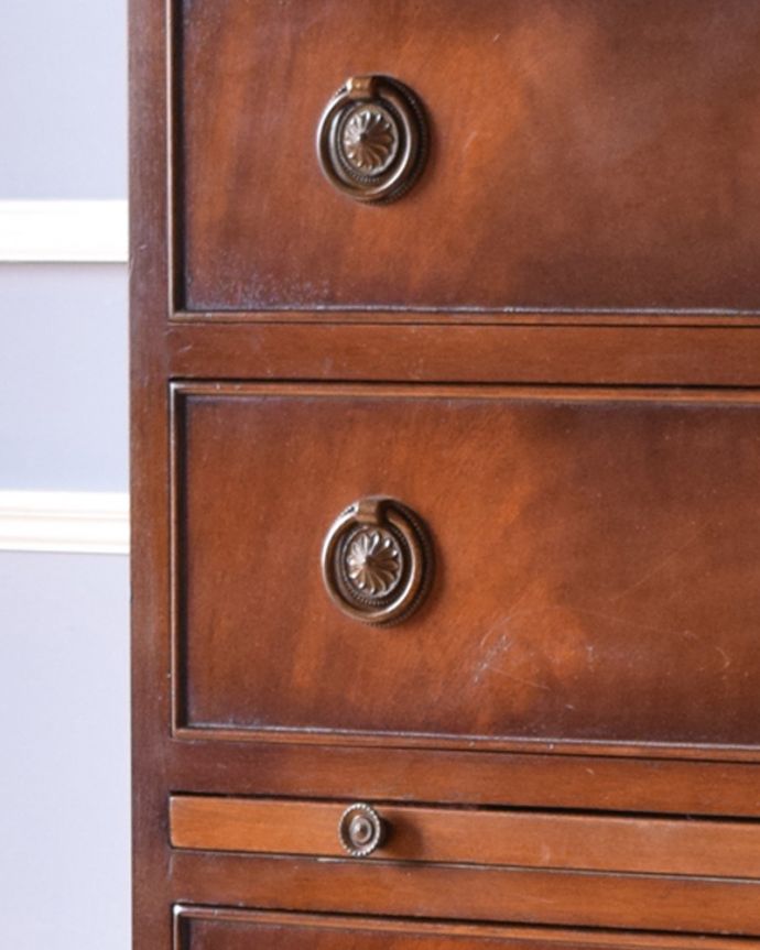 アンティークのチェスト　アンティーク家具　英国スタイルのインテリアに、マホガニー材のチェストオブドロワーズ（トレー付き）。凝っていて高級感があるオシャレな取っ手です。(q-968-f)