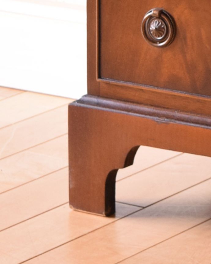 アンティークのチェスト　アンティーク家具　英国スタイルのインテリアに、マホガニー材のチェストオブドロワーズ（トレー付き）。安定した脚です。(q-968-f)