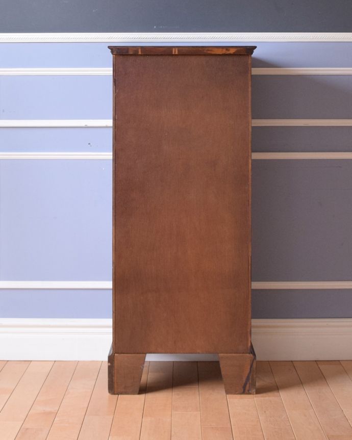 アンティークのチェスト　アンティーク家具　英国スタイルのインテリアに、マホガニー材のチェストオブドロワーズ（トレー付き）。アンティークは新品ではないので、もちろん経年変化によるキズはありますが、専門の職人が目立たないようキレイにお直しをしているので、後姿までキレイです。(q-968-f)