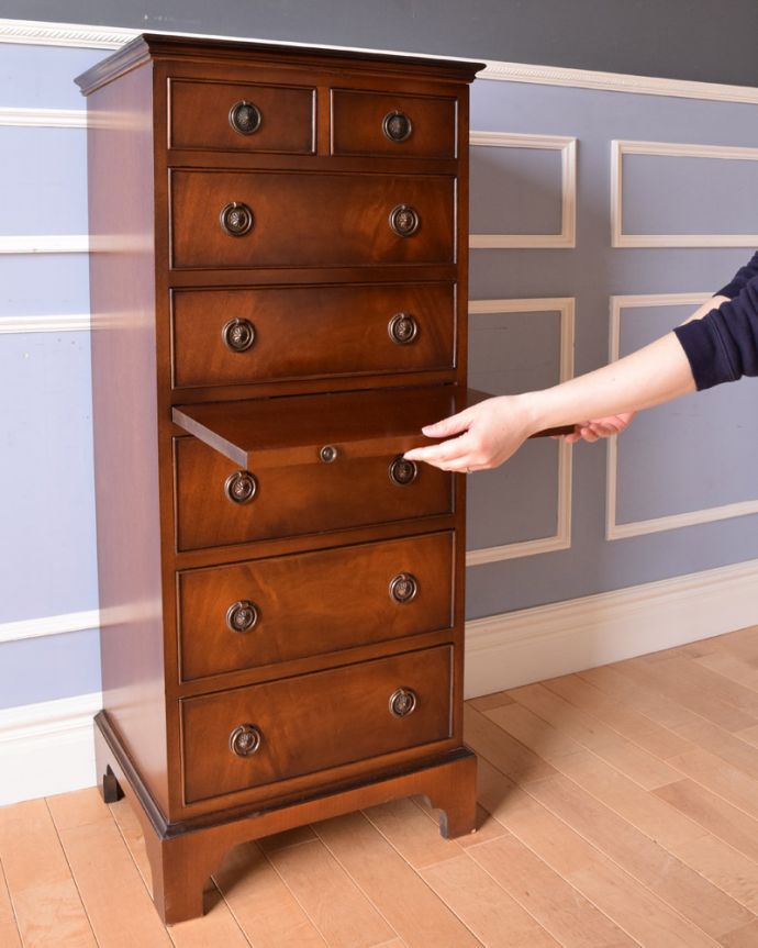 アンティークのチェスト　アンティーク家具　英国スタイルのインテリアに、マホガニー材のチェストオブドロワーズ（トレー付き）。トレイが付いています！そばに椅子を置いて、デスクのように使ってもいいですね。(q-968-f)