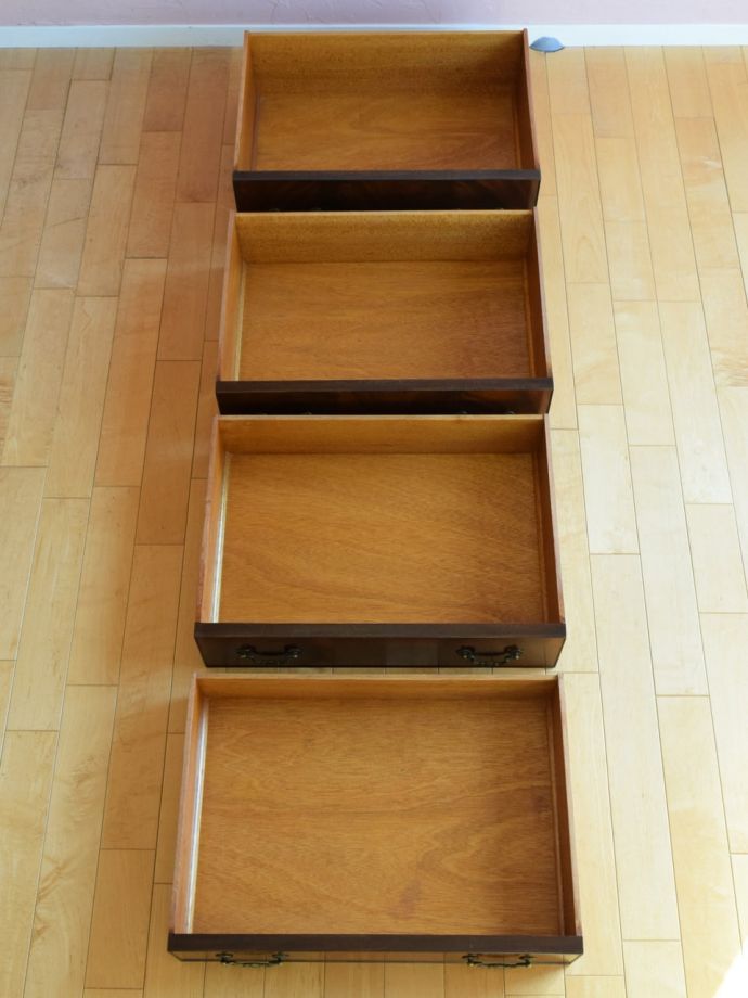 ドレッサーの引き出しの中