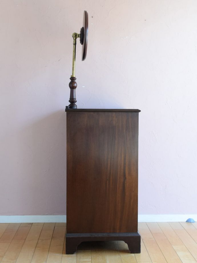 ドレッサーの側面