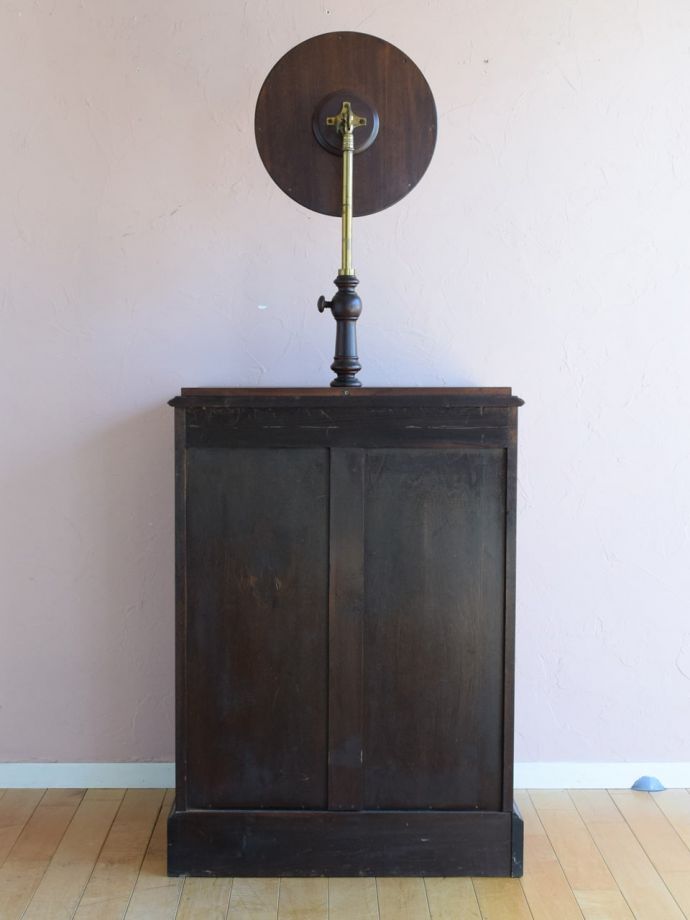 ドレッサーの後ろ姿