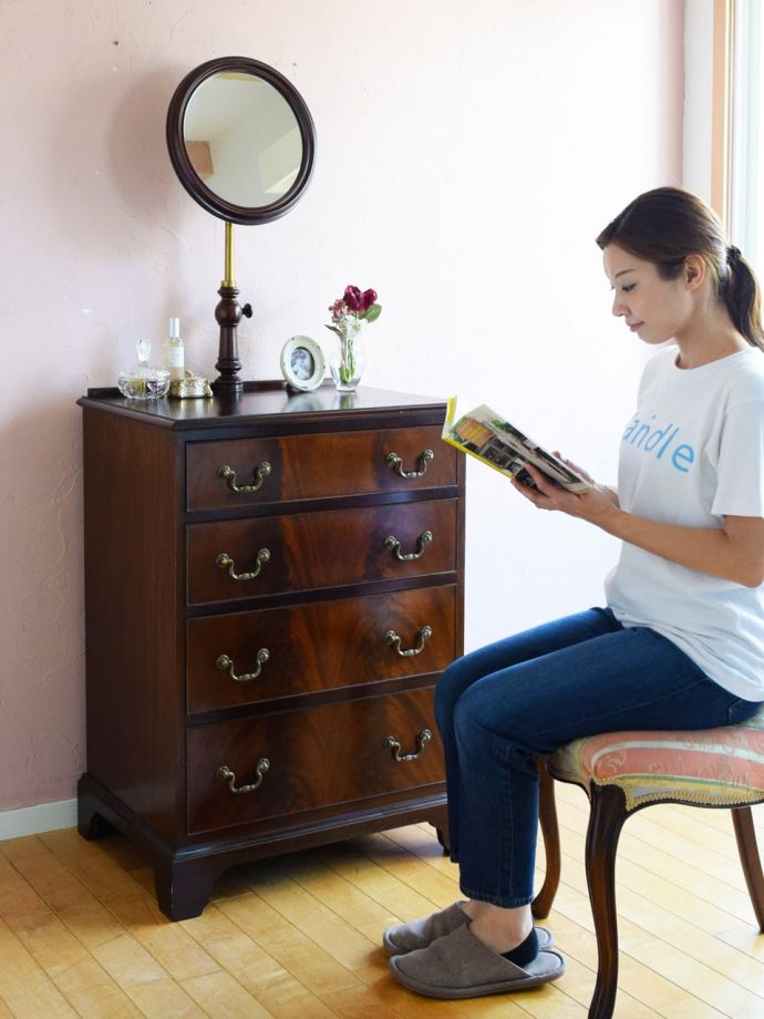 便利に使えるアンティークのドレッサー