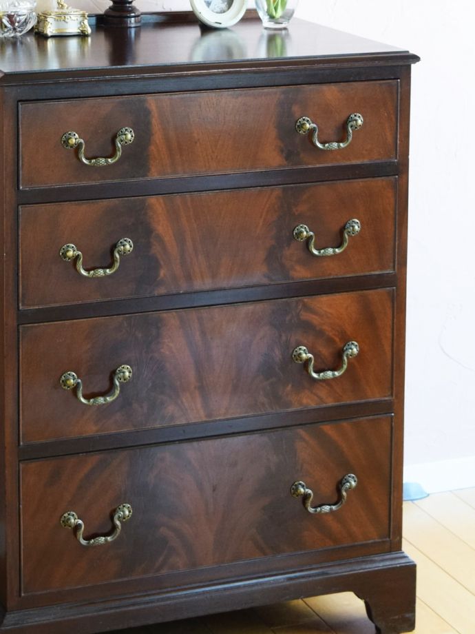 ドレッサーの美しい杢目