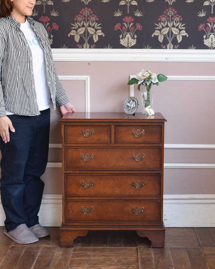 アンティークのチェスト アンティーク家具 アンティークの英国家具、便利なベッドサイドチェスト(チェストオブドロワーズ)。とても品のある木目です。(q-971-f)