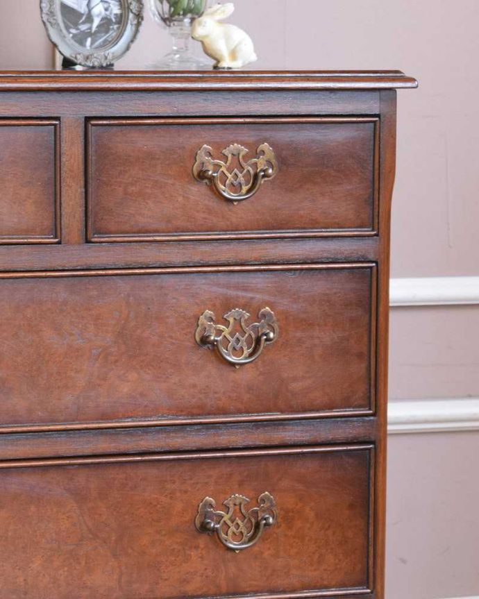 アンティークのチェスト アンティーク家具 アンティークの英国家具、便利なベッドサイドチェスト(チェストオブドロワーズ)。落ち着きがあって高級な印象を与えてくれます。(q-971-f)