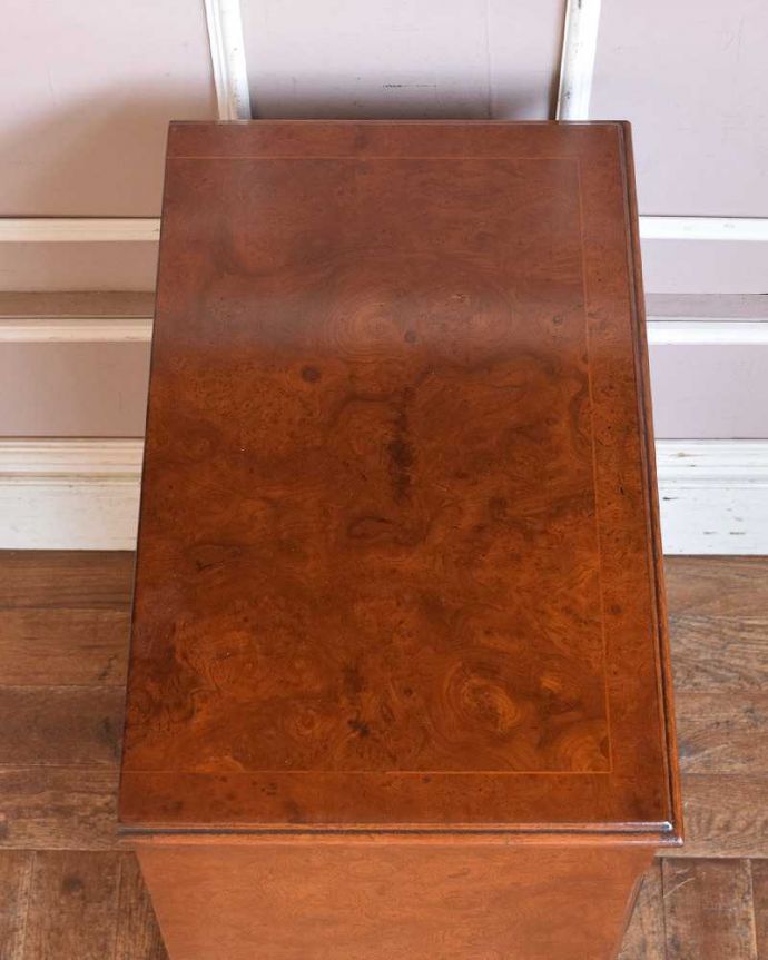 アンティークのチェスト アンティーク家具 アンティークの英国家具、便利なベッドサイドチェスト(チェストオブドロワーズ)。天板も木目がとってもキレイです。(q-971-f)