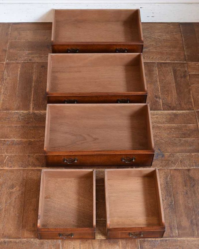 アンティークのチェスト アンティーク家具 アンティークの英国家具、便利なベッドサイドチェスト(チェストオブドロワーズ)。引き出しは手前が1段目です。(q-971-f)