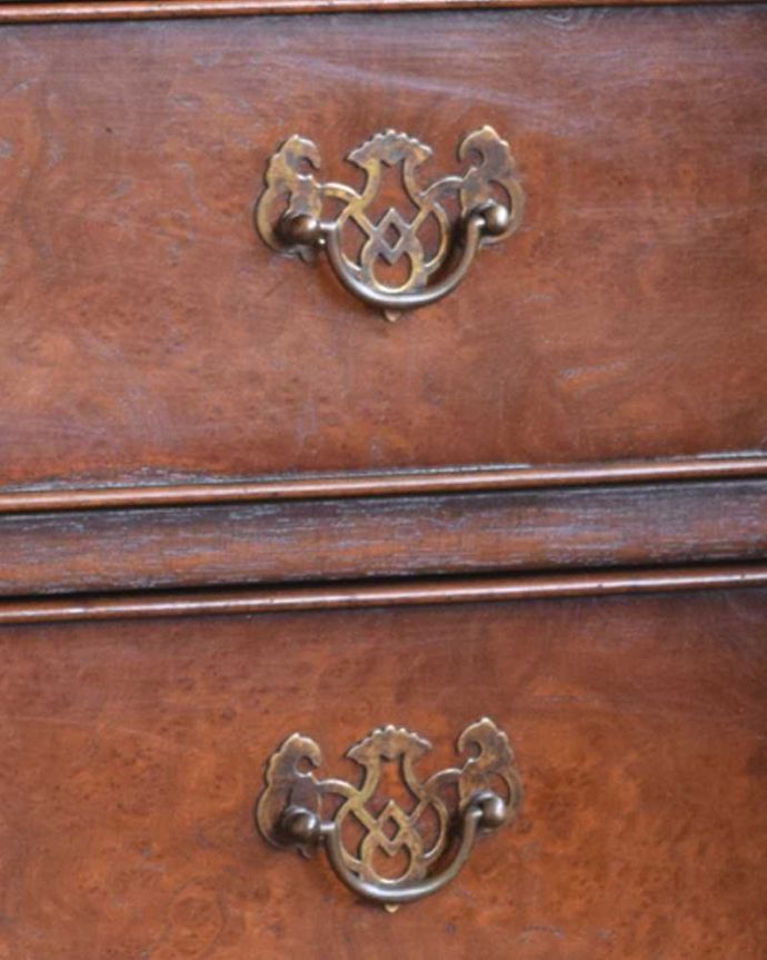 アンティークのチェスト アンティーク家具 アンティークの英国家具、便利なベッドサイドチェスト(チェストオブドロワーズ)。凝っていて高級感があるオシャレな取っ手です。(q-971-f)