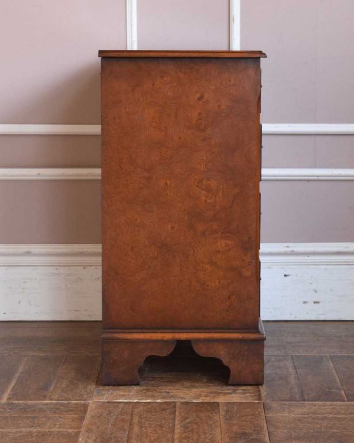 アンティークのチェスト アンティーク家具 アンティークの英国家具、便利なベッドサイドチェスト(チェストオブドロワーズ)。サイドから見ても絵になります。(q-971-f)