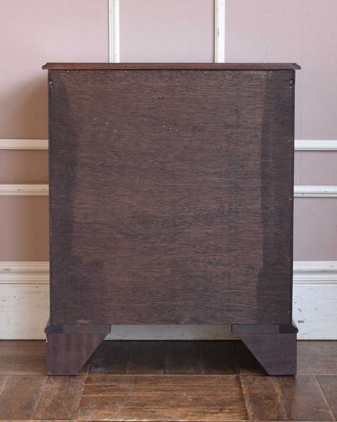 アンティークのチェスト アンティーク家具 アンティークの英国家具、便利なベッドサイドチェスト(チェストオブドロワーズ)。アンティークは新品ではないので、もちろん経年変化によるキズはありますが、専門の職人が目立たないようキレイにお直しをしているので、後姿までキレイです。(q-971-f)