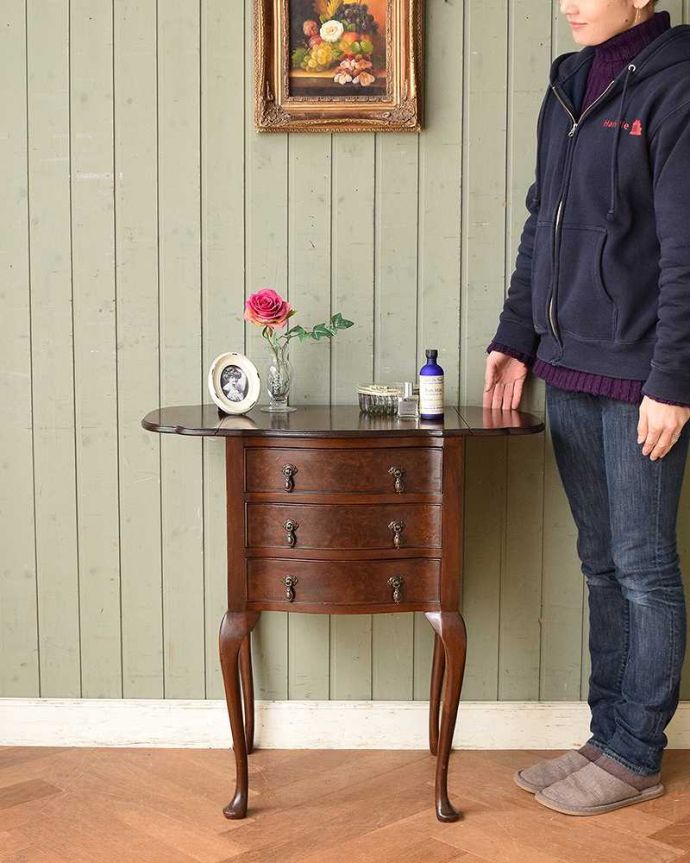 アンティークのチェスト　アンティーク家具　伸張式の天板が付いた、英国輸入のアンティークベットサイドチェスト。天板の伸び縮みする便利なチェスト英国らしい優雅なデザインのチェスト。(q-975-f-1)