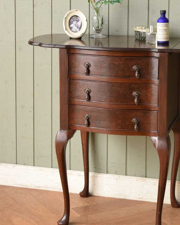 アンティークのチェスト　アンティーク家具　伸張式の天板が付いた、英国輸入のアンティークベットサイドチェスト。ツヤツヤの木目が美しい「魅せる」収納上質の素材を使ったアンティーク家具だけが持つ高級感。(q-975-f-1)