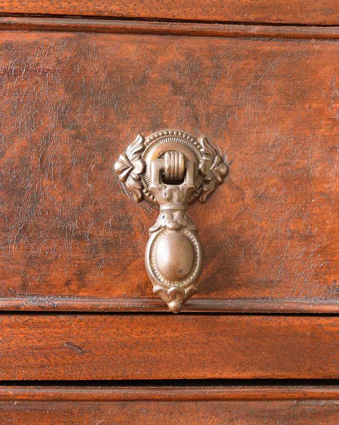 アンティークのチェスト　アンティーク家具　伸張式の天板が付いた、英国輸入のアンティークベットサイドチェスト。開ける度にワクワクする取っ手アンティークらしいデザインの取っ手をそっと引っ張って中を開けるたびに、宝箱を開けている気分です。(q-975-f-1)