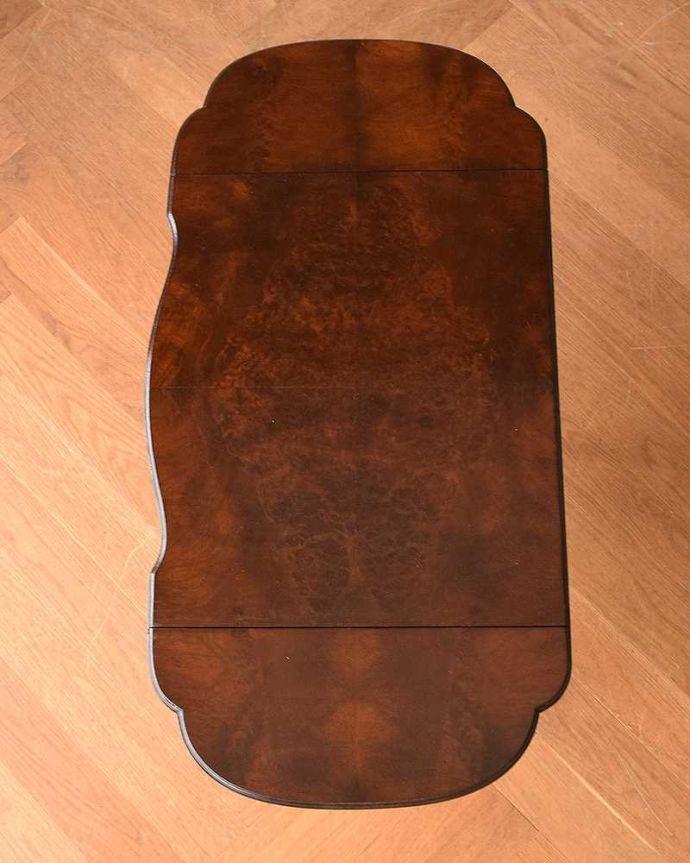 アンティークのチェスト　アンティーク家具　伸張式の天板が付いた、英国輸入のアンティークベットサイドチェスト。天板を広げれば、たっぷり使えます天板の両脇のリーフを広げると、こんなに広く使えます。(q-975-f-1)