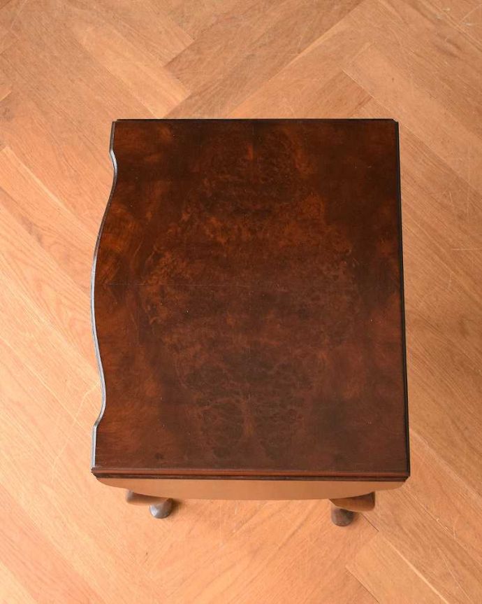 アンティークのチェスト　アンティーク家具　伸張式の天板が付いた、英国輸入のアンティークベットサイドチェスト。上から見ると･･･天板を閉じるとこんな感じでコンパクトなサイズ。(q-975-f-1)