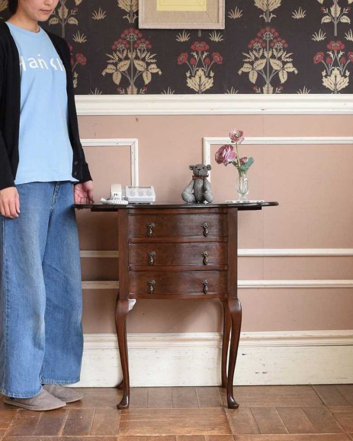 アンティークのチェスト　アンティーク家具　伸張式の天板が付いた、英国輸入のアンティークベットサイドチェスト。チェアの横に置けば、サイドテーブル代わりに。(q-975-f)