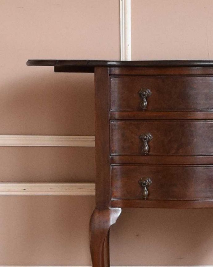 アンティークのチェスト　アンティーク家具　伸張式の天板が付いた、英国輸入のアンティークベットサイドチェスト。美しいウォルナットの木目。(q-975-f)