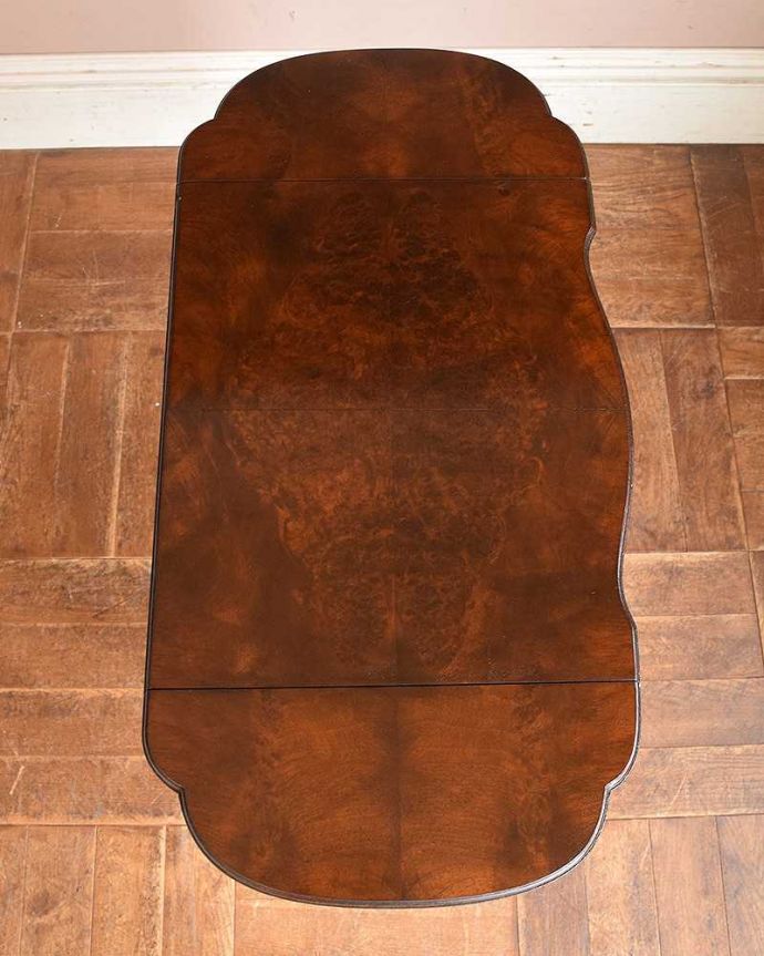 アンティークのチェスト　アンティーク家具　伸張式の天板が付いた、英国輸入のアンティークベットサイドチェスト。広げた状態。(q-975-f)